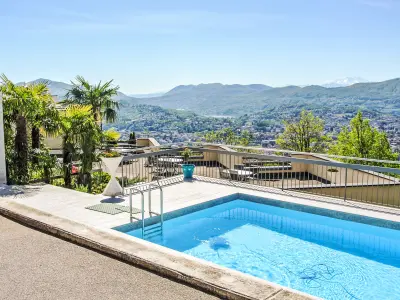 Atractivo apartamento vacacional con terraza y piscina climatizada | Vistas a la montaña