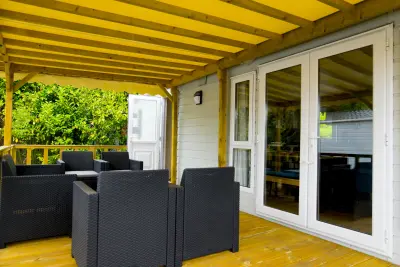 Chalet mit Pool, Terrasse und Garten
