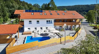 Apartment mit Pool, Garten und Terrasse